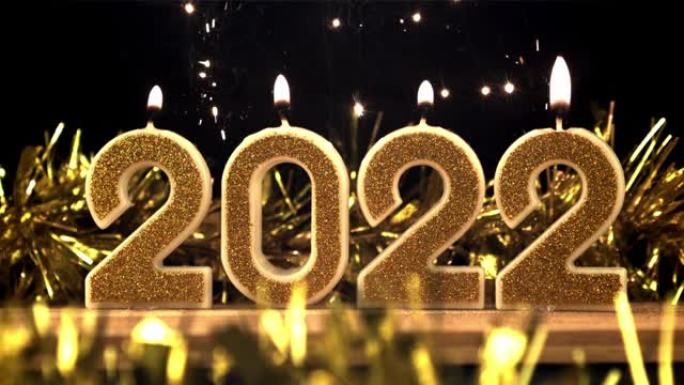 超级慢动作蜡烛2022与明亮的烟花灯。以1000 fps的高速相机拍摄。