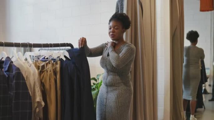 非洲妇女在商店尝试新衣服