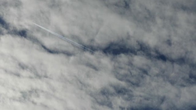 客机，天空和飞机进入云层，