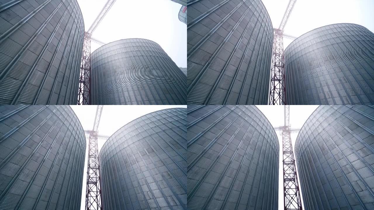 巨大的食品工业钢铁仓库。大型不锈钢电梯工业水箱。