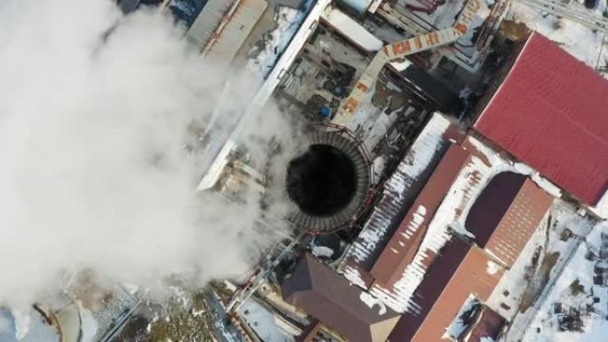 发电厂烟囱上的航拍视频，从中冒出白烟