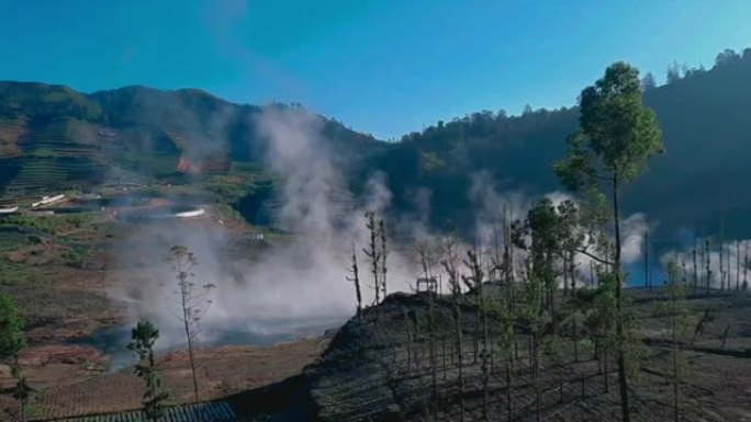 Dieng山的Sikidang火山口发出的地热
