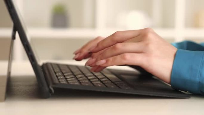 笔记本电脑打字距离交流女人手