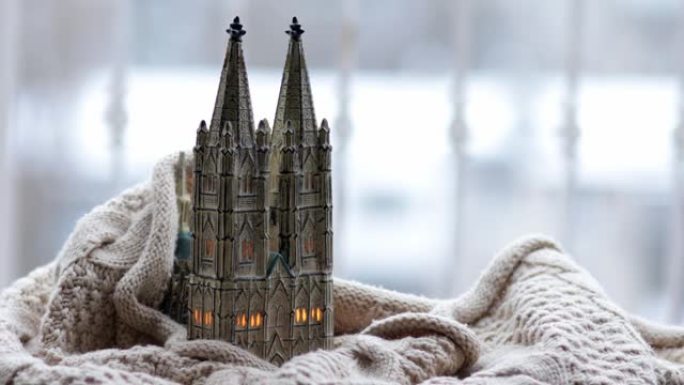 包裹在雪中针织毛衣的科隆大教堂的纪念品微型副本