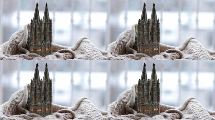 包裹在雪中针织毛衣的科隆大教堂的纪念品微型副本