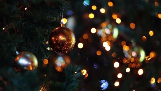 圣诞灯笼中圣诞树上的光滑橙色球