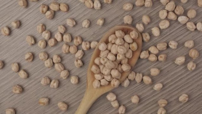 木勺上的干鹰嘴豆豆类，素食素食蛋白来源，健康的地中海饮食营养，有机农业