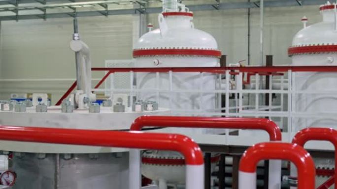 用于天然气和石油的净化和过滤的工业设备，钢罐，用于生产液化气的工厂的罐。带管道的室内生产大楼