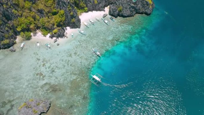 菲律宾巴拉望爱妮岛清水岛浅水旅游银行船。完整的珊瑚礁比比皆是