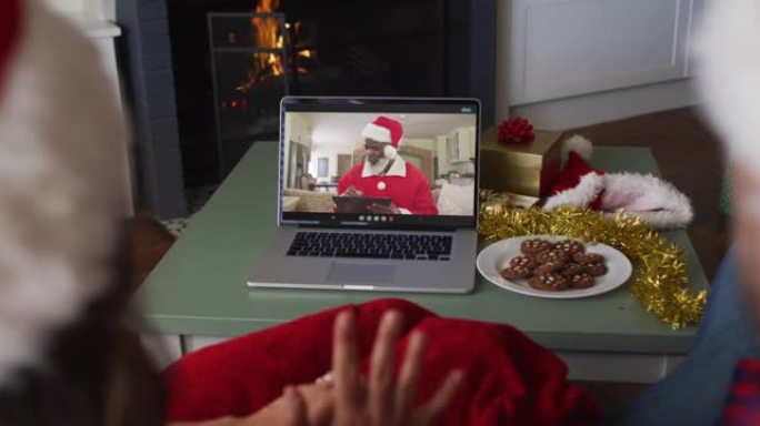 圣诞节时与圣诞老人进行视频通话的高加索夫妇