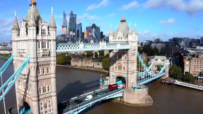 伦敦塔桥和泰晤士河的空中全景城市景观