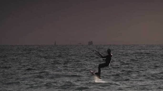 风筝冲浪者骑浪。风筝冲浪运动。