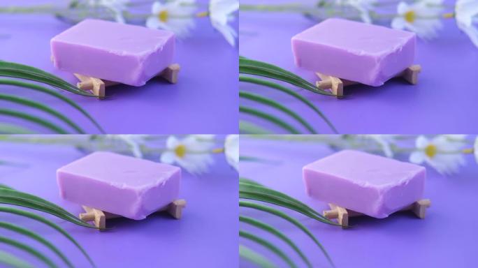 紫色背景上的自制天然皂条