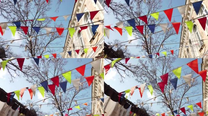 城市街道上的绳索上装饰着许多三角形的旗帜