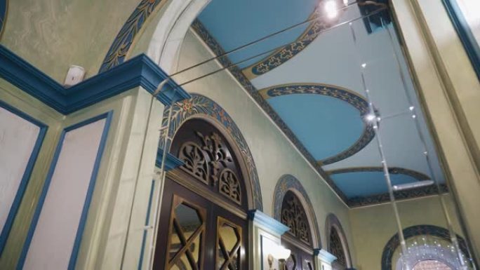 建筑物中的镜面天花板反映了周围的内部。建筑的复古装饰