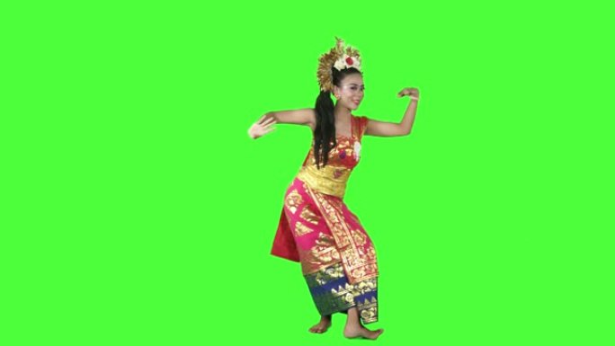 美丽的巴厘岛舞者在工作室跳舞