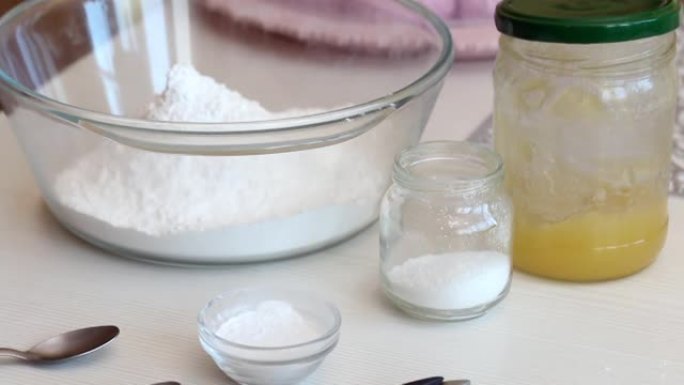 制作糖果乳香的原料。放在桌子上。特写。