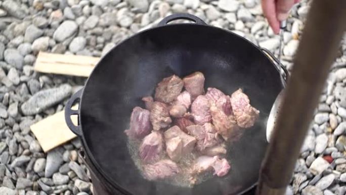 用大锅炖乌兹别克斯坦抓饭的肉