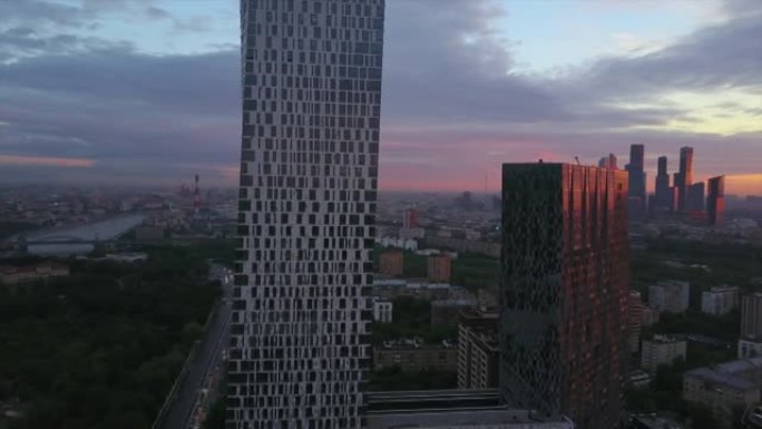俄罗斯日落天空莫斯科市现代公寓楼城市景观俯视全景4k