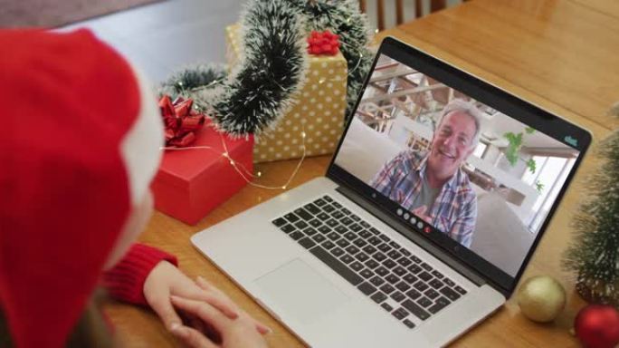 圣诞节时与祖父进行视频通话的白人妇女