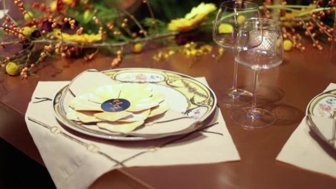 向日葵概念婚桌，黄花概念餐桌，婚桌花饰，豪华餐桌准备，优雅的婚礼请柬桌，餐盘服务