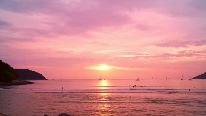 黑暗平静的大海和日落或日出的天空在晚上美丽的海洋背景