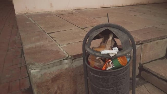 贫民窟里满是垃圾的肮脏垃圾桶