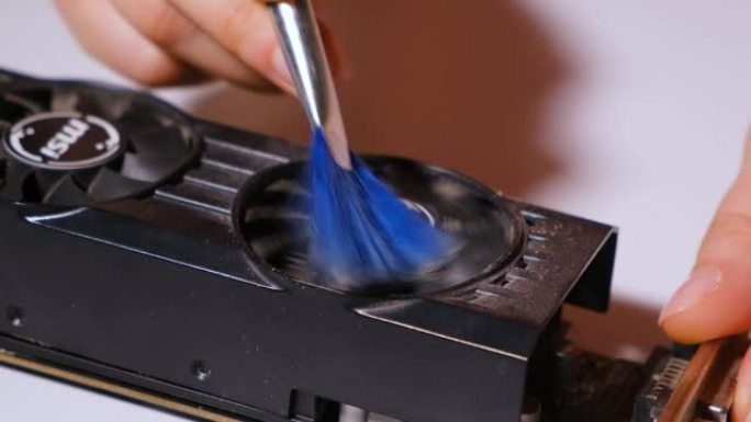 电脑向导从灰尘中刷视频卡。