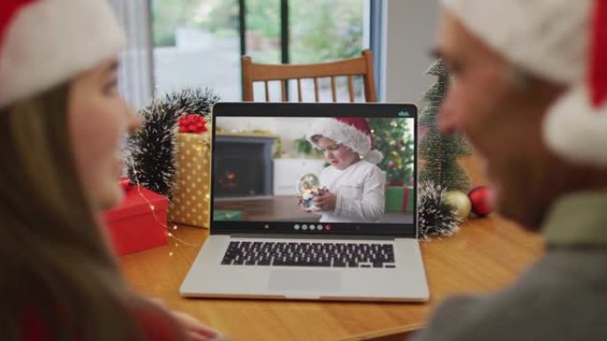 圣诞节时，高加索人的孙女和祖父与孙子进行视频通话