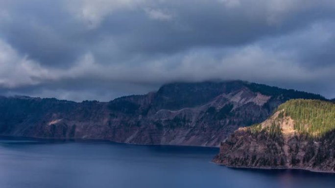 时间流逝-火山口湖山脉上美丽的云层