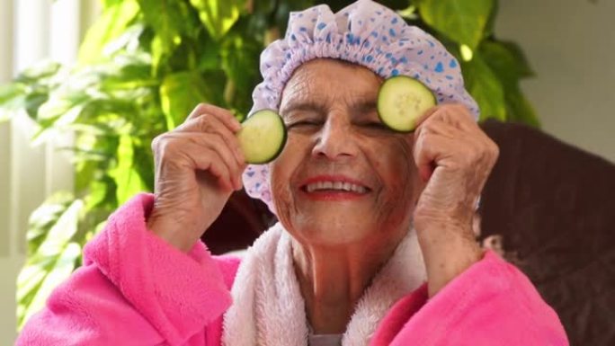 奶奶眼睛里有黄瓜。面部护理的概念。