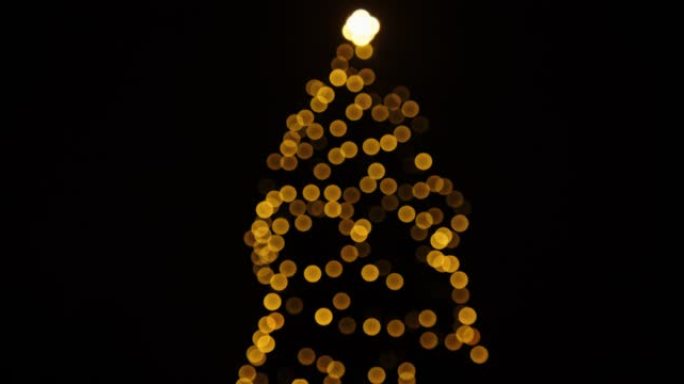 晚上在圣诞树上闪烁童话般的灯光