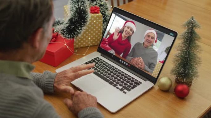 快乐的高加索高级男子在圣诞节与朋友进行视频通话