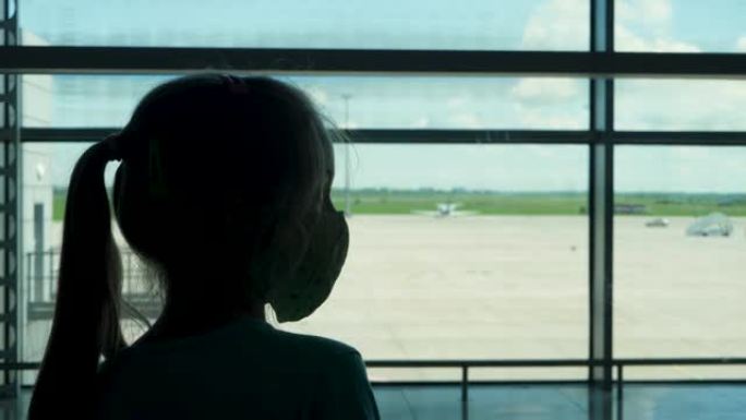 小女孩在机场的飞机上看