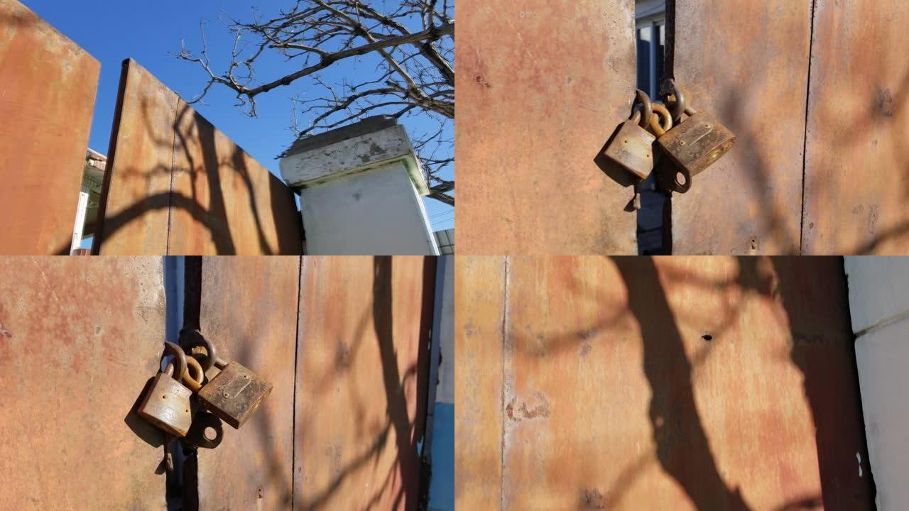废弃院子上锁的铁门。