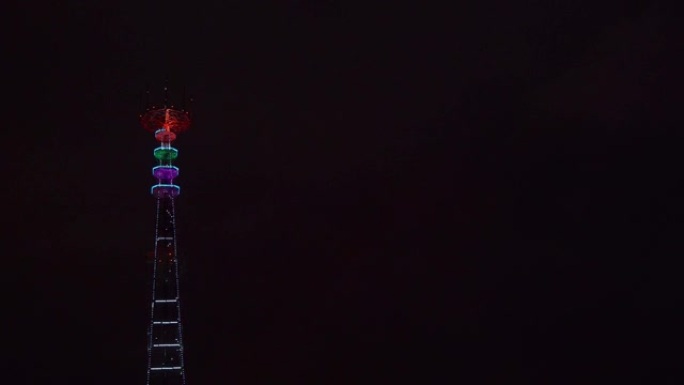 明斯克夜间照明电视广播塔的全景。明斯克有电视塔的夜景。4k