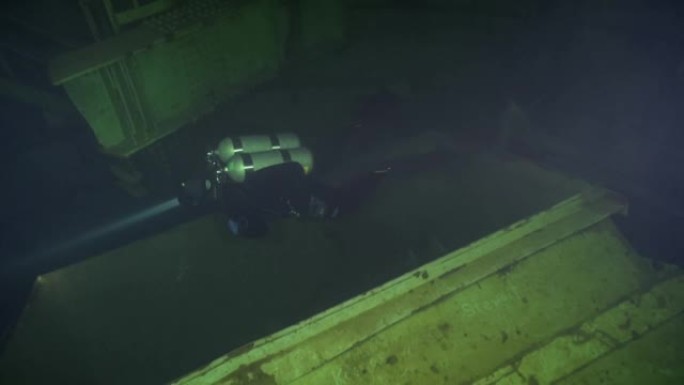 水肺潜水员深陷水淹导弹发射井