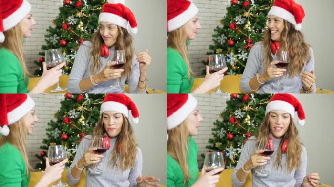 假期和庆祝概念-快乐的朋友在家里举行圣诞晚宴，喝红酒