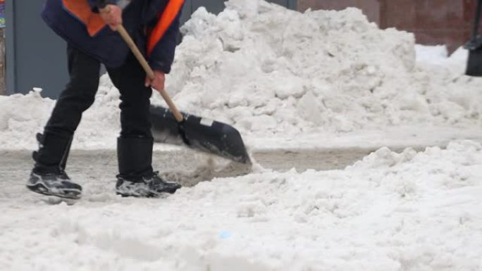 男子，城市除雪服务的公用事业工人，手动铲雪