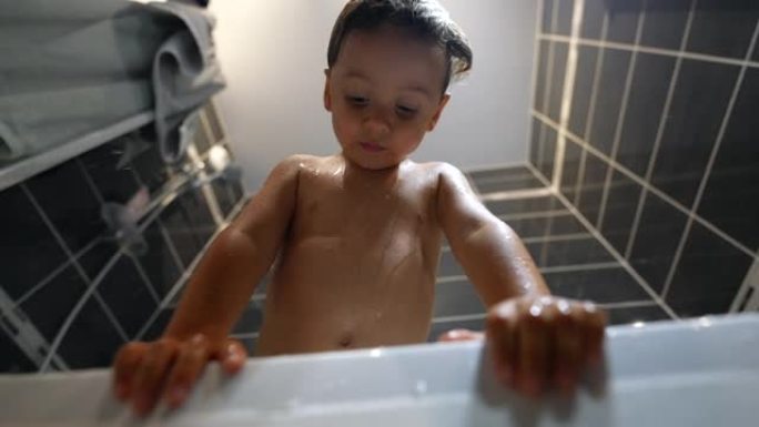 洗涤过程中，buthub里面的湿孩子。给小男孩洗澡