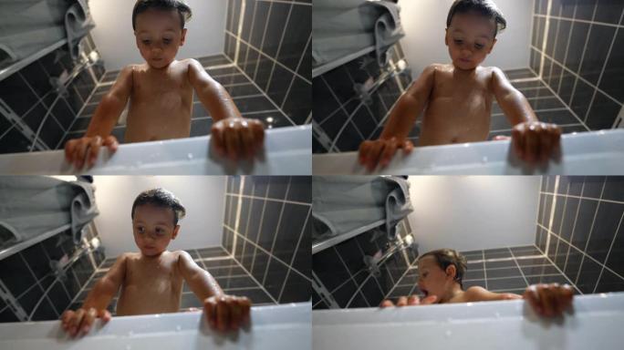 洗涤过程中，buthub里面的湿孩子。给小男孩洗澡