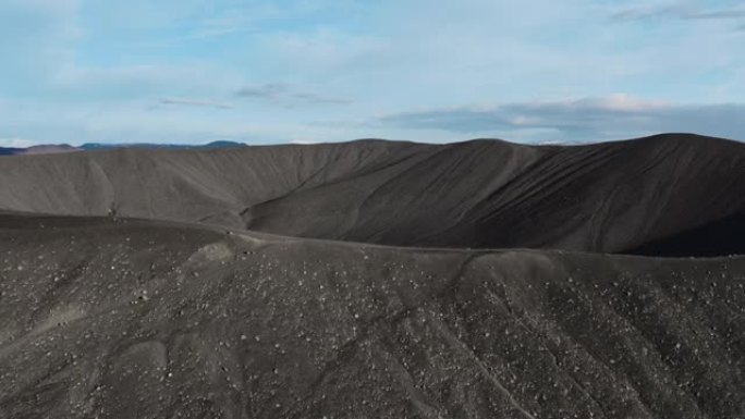 无人机撤回了冰岛火山的黑色大火山口