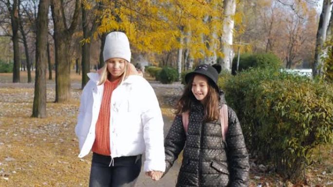 秋天，两个姐妹一起从学校走回家。