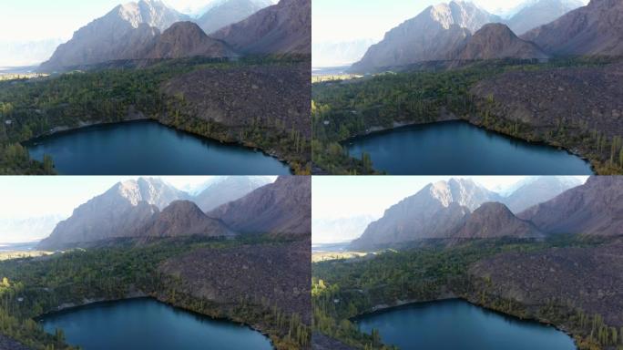 巴基斯坦北部山区阿塔巴特湖的风景鸟瞰图