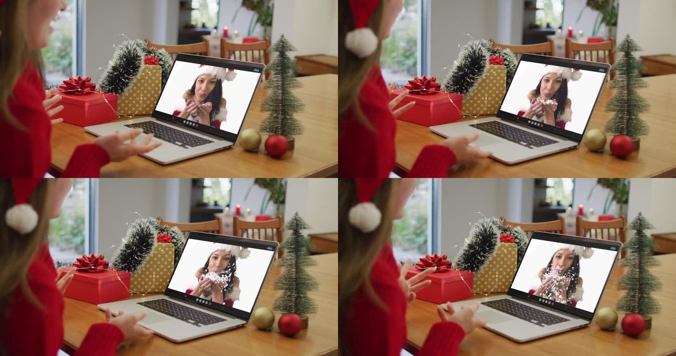 快乐的白人妇女在圣诞节与女性朋友进行视频通话