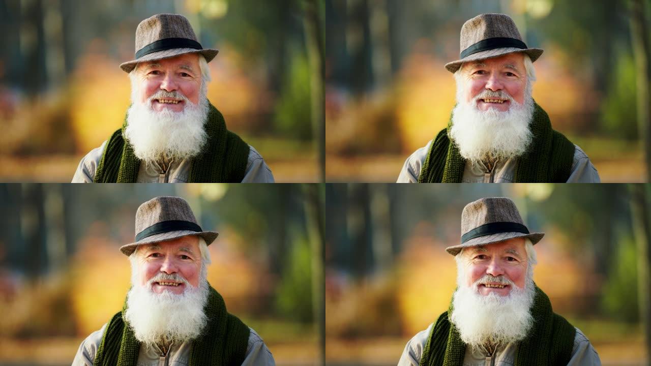 在一个深秋的日子里，一个富有魅力的老人在镜头前摆姿势，笔直地看着公园中央，笑容灿烂