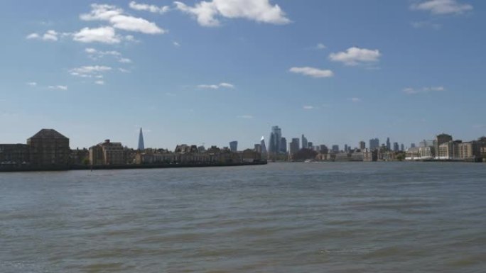 城市天际线的河边景色。