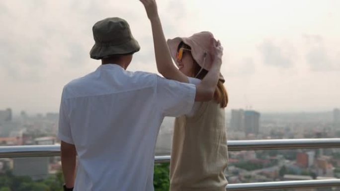 开朗的亚洲年轻夫妇游客当地旅游，年轻人的关系。