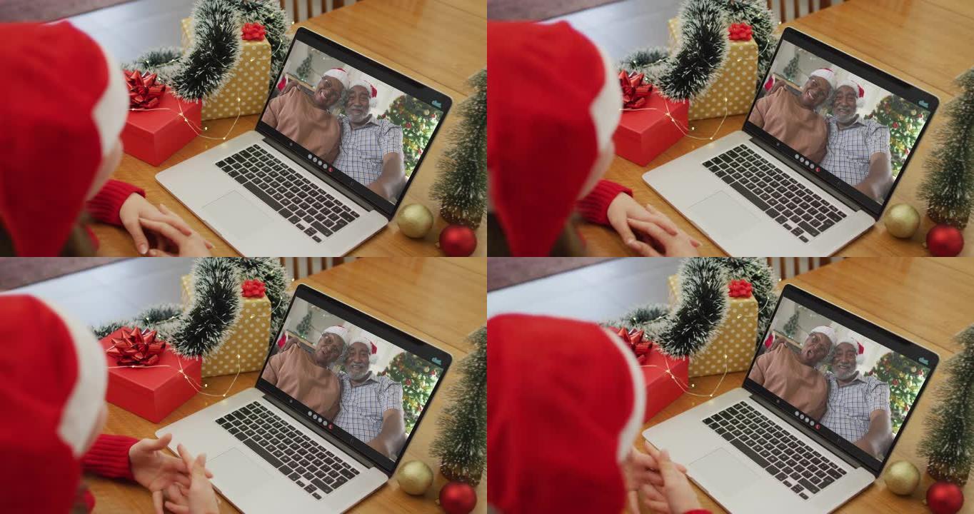 快乐的白人妇女在圣诞节与高级夫妇进行视频通话