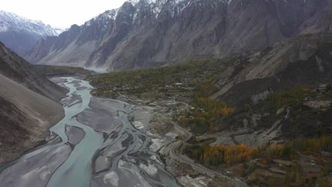 喜马拉雅山秋季河流的风景鸟瞰图